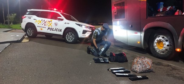 Passageira de nibus  presa com 9 quilos de maconha em malas