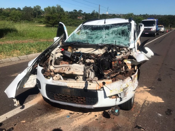 Mulher fica ferida aps batida traseira entre carro e caminho em Adamantina