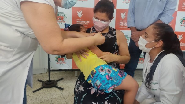 Menina de 6 anos, portadora da Sndrome de Down,  a primeira criana vacinada contra a Covid-19 em Presidente Prudente