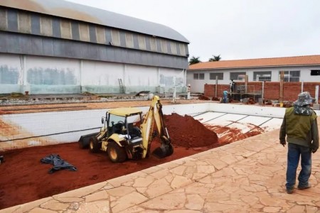 PARAPUÃ: Prosseguem as obras de reforma na área da piscina do Parapuã Piscina Clube