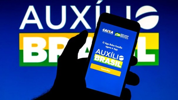 Auxlio Brasil de R$ 600 comea a ser pago 