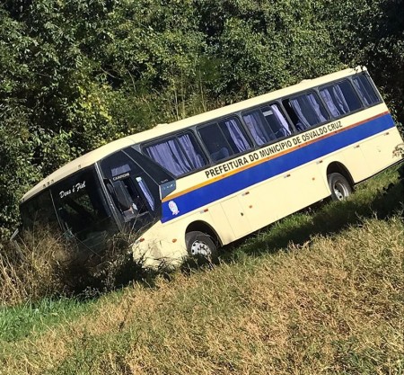 Ônibus de Osvaldo Cruz desliza e sai de carreador na zona rural de Arco-Íris