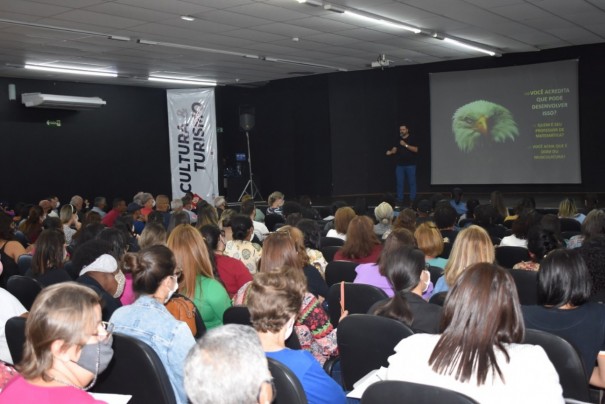 Funcionrios da Secretaria de Educao de Adamantina participam de treinamento sobre inteligncia emocional e financeira