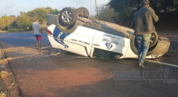 Motorista de carro funerrio fica ferido aps capotamento na SP-425 em Rinpolis