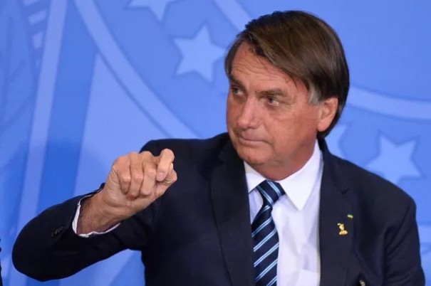 Bolsonaro edita decreto que obriga postos a exibir preo dos combustveis antes e depois de teto para ICMS