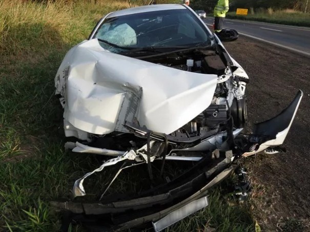 Coliso traseira entre carro e caminho deixa trs pessoas feridas na Rodovia Comandante Joo Ribeiro de Barros