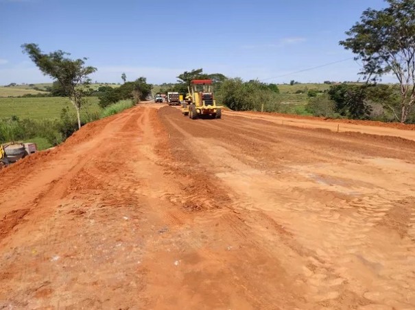 Aps mais de trs meses interditado, trecho da Rodovia Jlio Budiski  liberado em sistema 'Pare e Siga' em Flora Rica