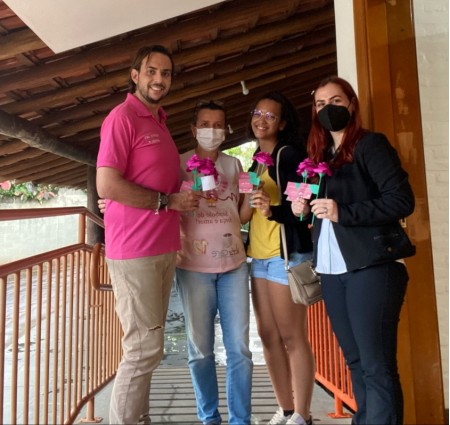 Rotaract de OC entrega lembrança para idosas que vivem em clínicas de repouso pelo Dia das Mães