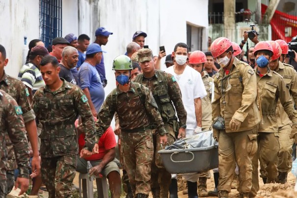 Bombeiros encontram seis vtimas das chuvas no Pernambuco; 10 seguem desaparecidas e bitos chegam a 106