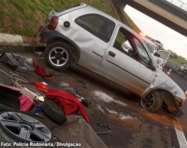 Motorista capota em ala de rodovia e carro desliza em barranco 