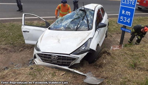 Trs pessoas ficam feridas em capotamento na SP-294 em Tup