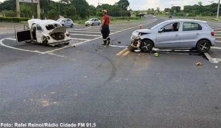 Duas pessoas sofrem ferimentos leves em colisão entre Fusca e Gol de Bastos na SP-294 em Tupã 