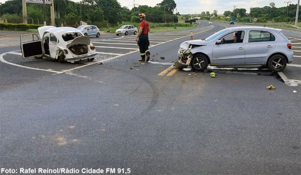 Duas pessoas sofrem ferimentos leves em coliso entre Fusca e Gol de Bastos na SP-294 em Tup 