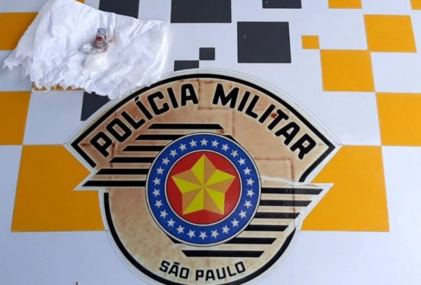 Moradora de Adamantina de 22 anos  surpreendida com drogas na SP-294 