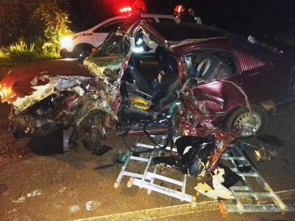 Batida lateral entre carro e caminho em estrada vicinal mata idoso em Ouro Verde