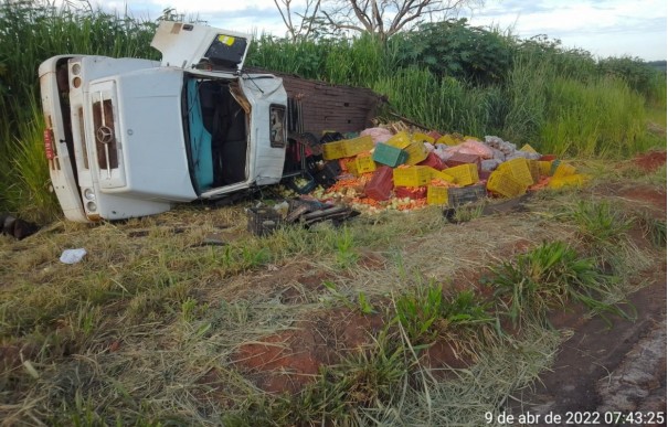 Tombamento de veculo de carga na rodovia SP 425 - Prudente a Rio Preto, km 357, 500, em Rinpolis na manh deste sbado (09)