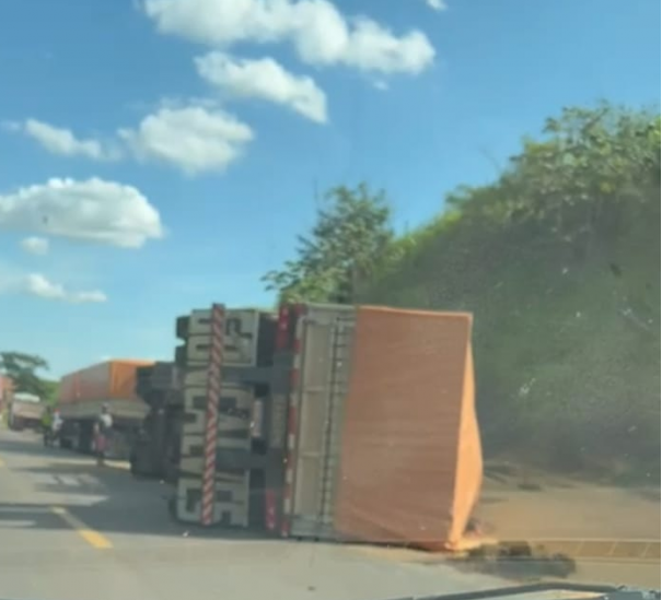 Carreta carregada com soja tomba na SP-425 entre Parapu e Rinpolis