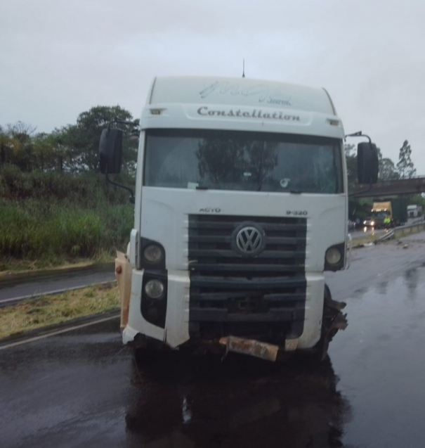 Carreta caamba bate na estrutura do viaduto do trevo de Rinoplis na SP-425 