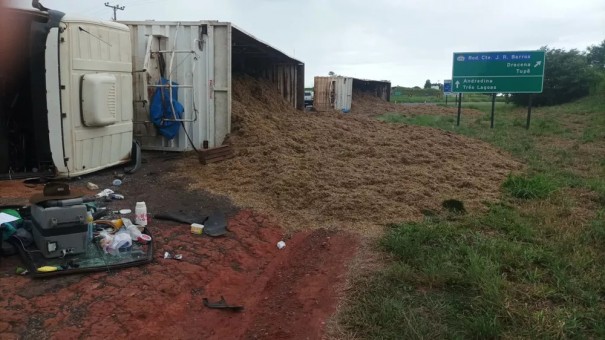 Carreta com carga de raspas de madeira tomba em trecho da Rodovia da Integrao, em Tupi Paulista