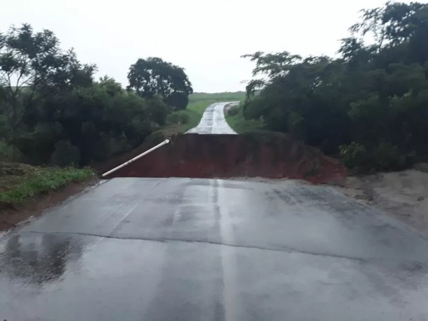 Chuva intensa provoca estragos em Quat; pontes esto interditadas