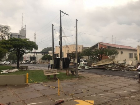 Temporal arranca parte da cobertura da Igreja Matriz de Lucélia