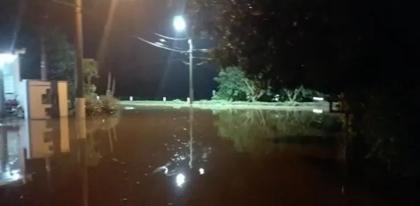 Chove 40 milmetros em 10 minutos e gua provoca estragos e alagamento em residncias de Presidente Venceslau