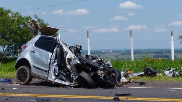 Acidente entre carro e caminho mata duas pessoas