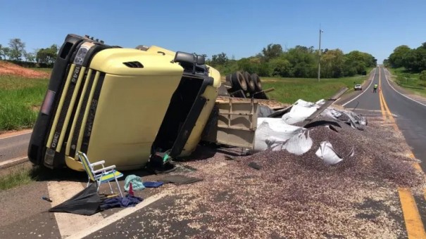 Tombamento de caminho carregado de amendoim na SP-294 deixa motorista ferido