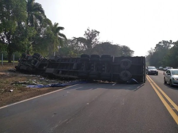 Caminho carregado com papel celulose tomba na Rodovia Comandante Joo Ribeiro de Barros e deixa duas pessoas feridas