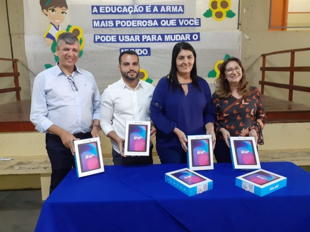 Secretaria de Educao de Osvaldo Cruz comeou a entrega dos tablets para os alunos 