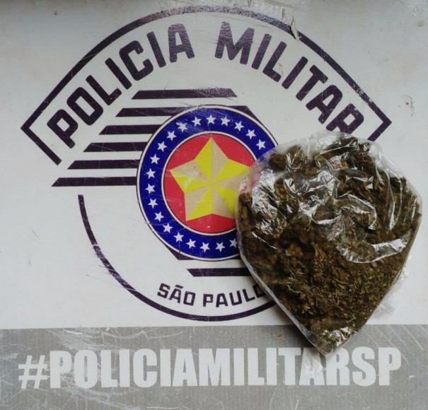 PM flagra homem com maconha na Vicinal Roberto Romanini 