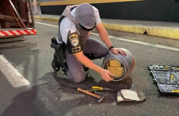 Polcia Rodoviria encontra botijo recheado com cocana e prende caminhoneiro na SP-270