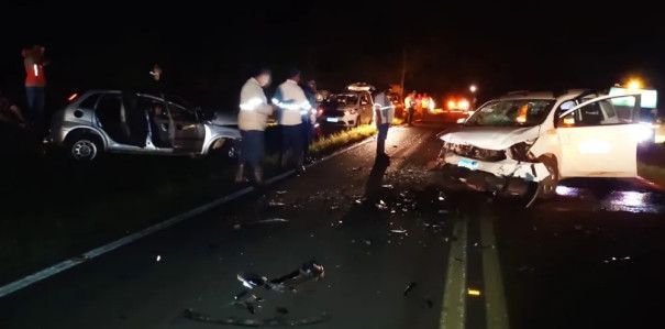 Carro perde controle da direção, bate de frente com veículo e deixa oito pessoas feridas, em Rancharia