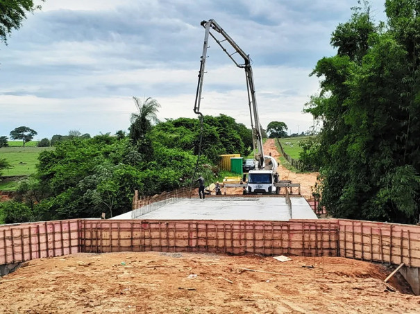 Flórida: Avançam as obras de construção da nova ponte no Indaiá com a colocação do tablado