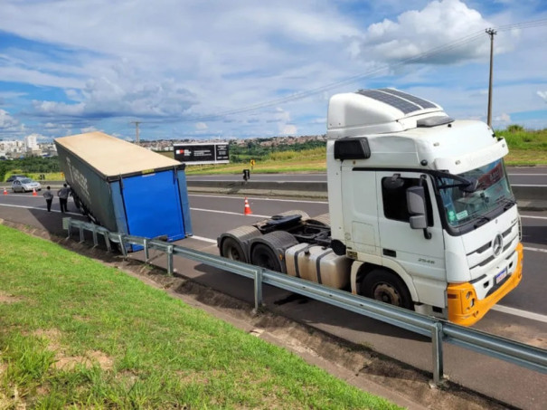 Carreta de caminhão se solta e provoca engarrafamento em rodovia de Marília