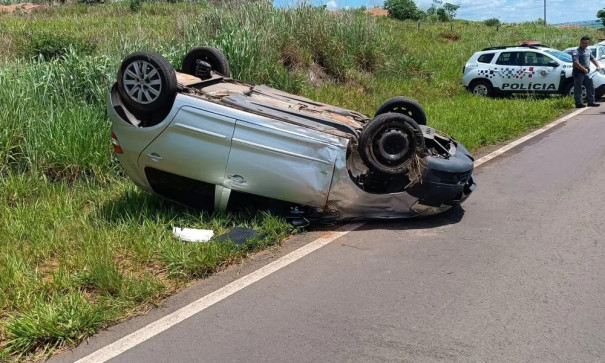 Irmãs de 66 e 64 anos ficam feridas ao capotar carro na Rodovia Júlio Budiski, em Flora Rica