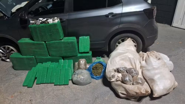 Casal é preso e adolescente apreendido após polícia achar maconha, skunk e haxixe em carro