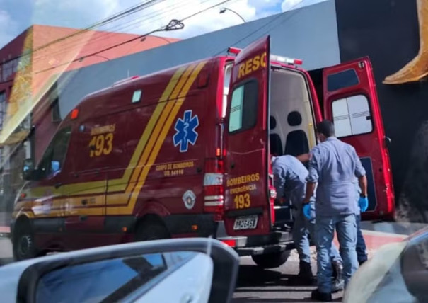 Acidente entre caminhão e moto deixa uma pessoa ferida na Avenida Joaquim Constantino