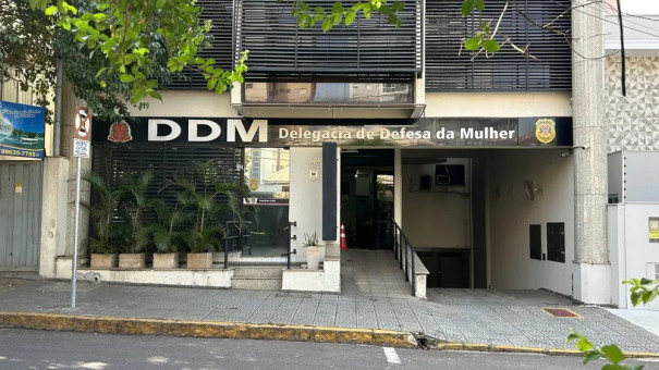 Ex-marido invade casa de mulher, dá soco em televisão e acaba preso por descumprir medida protetiva