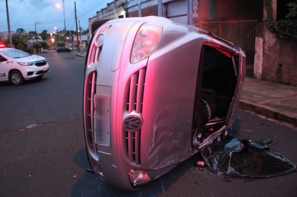 Após colisão em veículo estacionado, carro tomba e motorista fica ferida em Rancharia