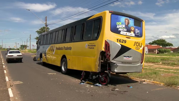 Motociclista sofre fraturas nas pernas após bater na traseira de ônibus em Presidente Prudente