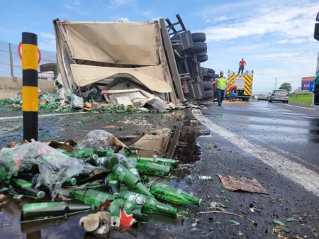 CaminhÃ£o carregado com caixas de cerveja tomba na Rodovia do Contorno em MarÃ­lia