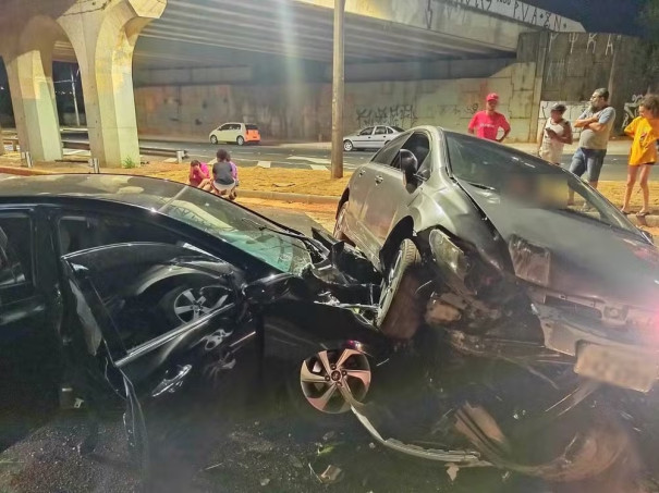 Veículo cai de viaduto da Marechal Rondon e atinge outro carro em Bauru