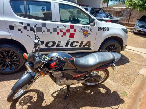 Em bloqueio de trânsito, Polícia Militar apreende em flagrante adolescente por furto de motocicleta, em Ouro Verde