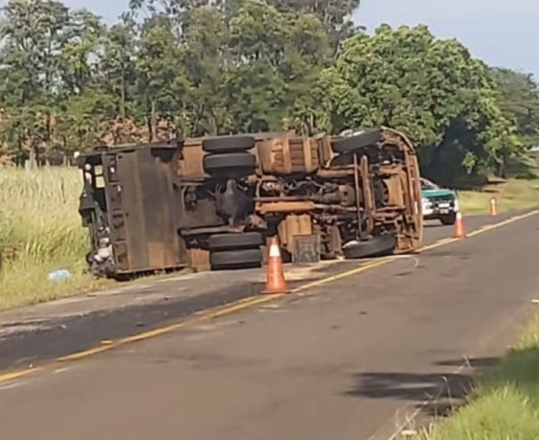 Caminhão de lixo da Prefeitura de Dracena tomba em estrada vicinal e deixa motorista ferido