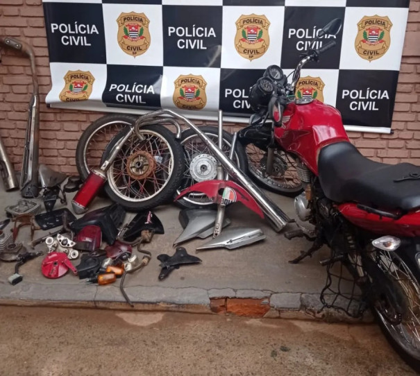 Polícia Civil cumpre mandados de busca domiciliar e apreende peças de motocicletas em desmanche informal, em Teodoro Sampaio