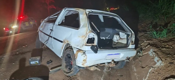 Homem de 29 anos morre após carro bater em barranco e capotar, em Estrela do Norte