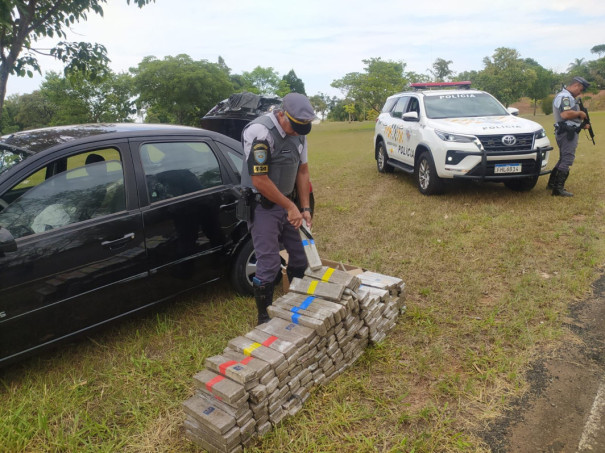 Polícia Rodoviária prende homem e apreende mais de 180kg de maconha na SP-425 em Rinópolis