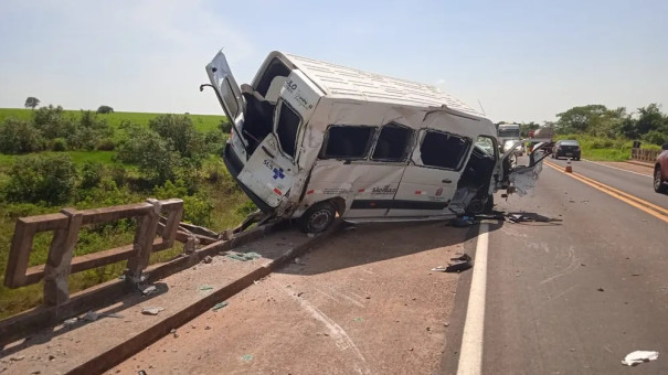 Van que transportava pacientes cai em barranco na Rodovia Olímpio Ferreira da Silva, em Mirante do Paranapanema