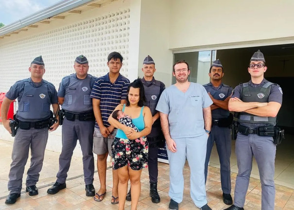 Policiais militares adotam ‘Manobra de Heimlich’ e ajudam a salvar vida de bebê de apenas 20 dias engasgada com leite materno